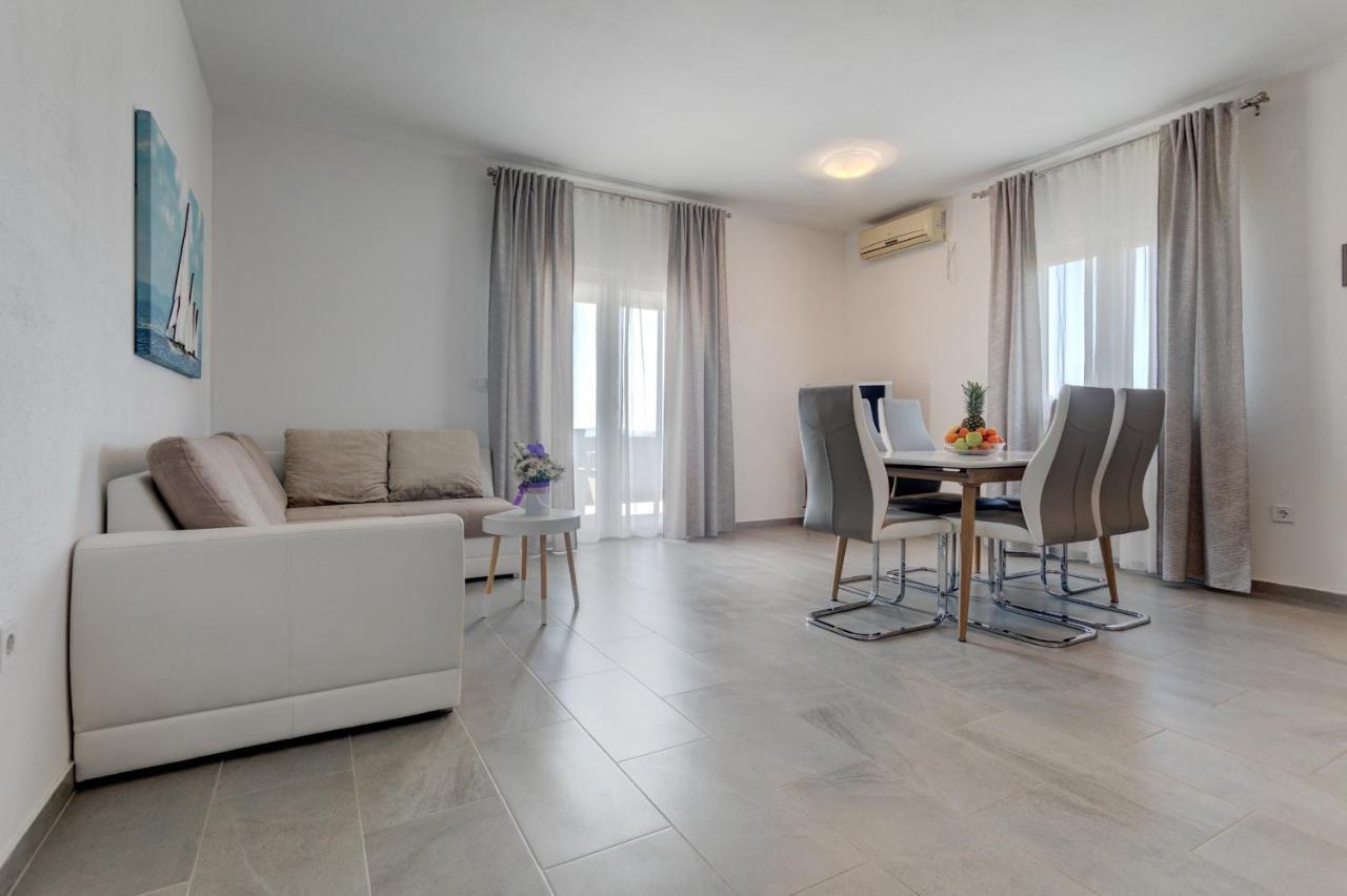 Love Apartments Zecevo Bagian luar foto